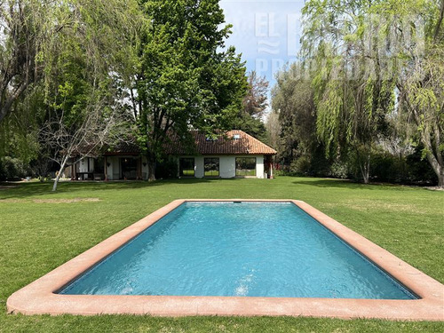 Casa En Venta De 4 Dorm. En Chicureo, Piscina