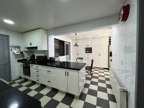 Casa En Arriendo De 5 Dorm. En Lo Barnechea