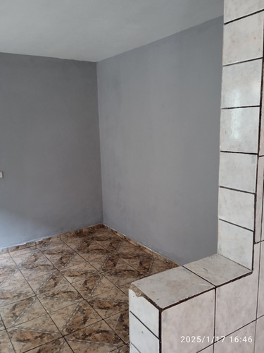 2 Casas Individuais A Do Fundo Com 4 Cômodos E Lavandcômodos