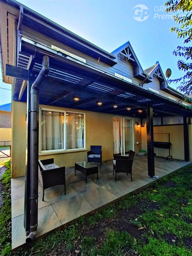 Casa En Venta De 4 Dorm. En Pucón