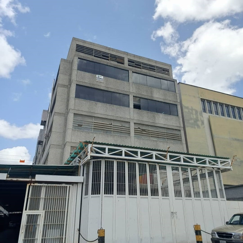 Imagen 1 de 17 de Venta De Amplio Local Comercial, Ubicado En Edificio  Industrial En   Los Ruíces,