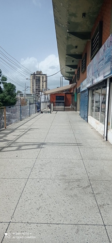 Imagen 9 de 13 de Niurka Paraguan Vende Centro Comercial Pleno Centro De Valen