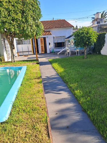 Casa A Metros De Hipolito Yrigoyen Con Pileta Y Fdo!!!