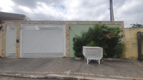 Casa Com Três Quartos Em Condominio