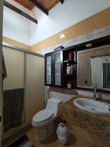 Cb.venta Tonwhouse Mañongo. Conj. Resd. Las Trinitarias.