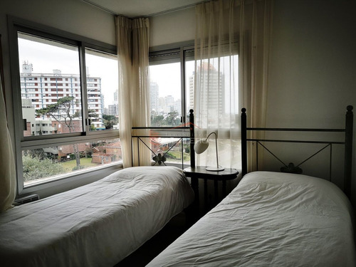 Imagen 28 de 30 de Venta De Apartamento En Punta Del Este, Avda Chiverta A Metros De La Playa Brava Y Mansa