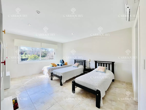 Excelente Casa De 4 Dormitorios, Piscina Climatizada Y Barbacoa En Pinares, Punta Del Este