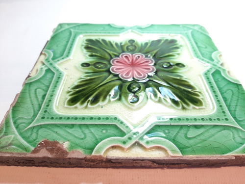 Imagen 2 de 5 de Antigua Mayólica En Relieve Con Motivo Floral 15,5x15,5 7717