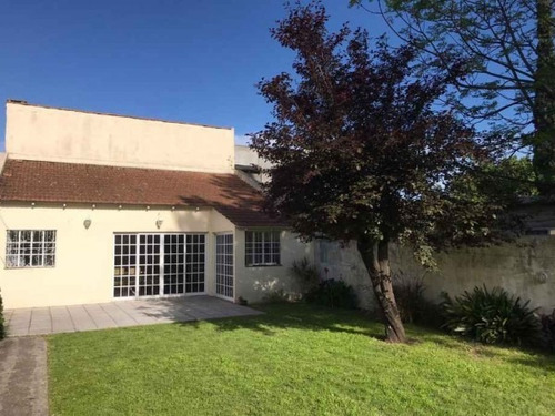 Imagen 22 de 29 de Hermoso Chalet De Estilo Construido Sobre Amplio Lote De 8,66 X 54,57