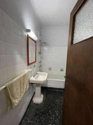 Imagen 5 de 14 de Magnífica Casa En Venta De 5 Ambientes Con Jardín Y Quincho En Banfield Oeste