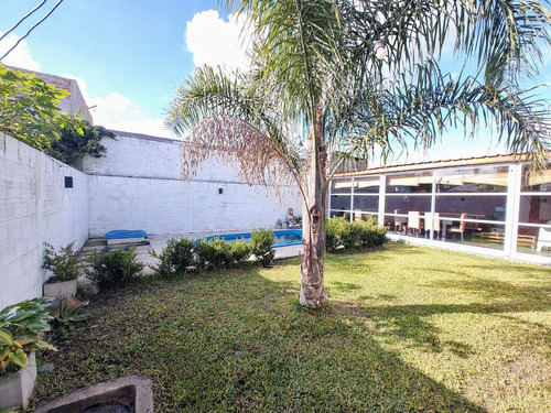 Casa 4 Ambientes En Venta En Bosques Con Pileta
