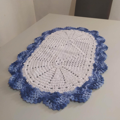 Tapete De Crochê Barbante Oval 75cm Branco Com Borda Azul