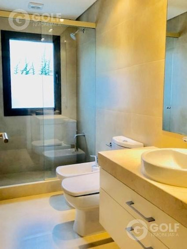 Vendo O Alquilo Apartamento De 3 Dormitorios, Servicio Completo, Garaje Para 3 Autos, Punta Gorda