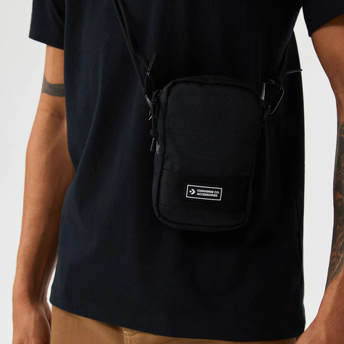 Bolsa Comms Pouch color Negro Con Cierre Converse