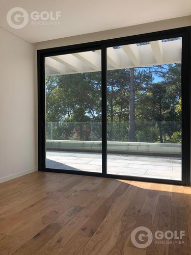 Apartamento Penthouse De 2 Dormitorios, Parrillero De Uso Exclusivo, Garaje, A Estrenar, Carrasco