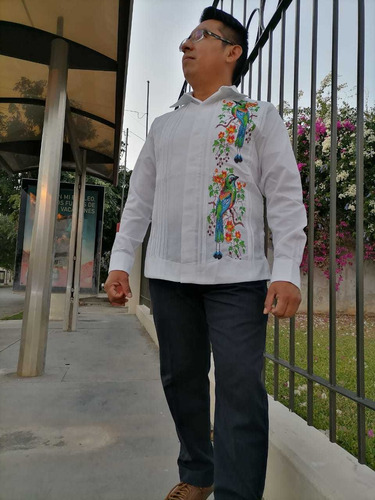 Imagen 4 de 5 de Guayabera Yucateca Bordada Punto De Cruz. Pájaro Toh Mayakim
