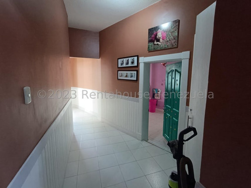 San Bernardino !! Amplia Y Hermosa Casa Totalmente Remodelada, Dividida En 3 Ambientes Independientes, 434 M2 Terreno, 555 M2 Const., 9 Hab., 8 Baños, 7 Pe, 3 Cocinas. Calle Cerrada Vigilancia 24/7 !!