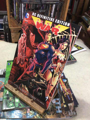 Cómic Trinity War Dc Definitive Edition.