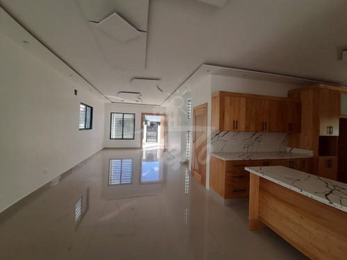 Interesante Casa Moderna Y Amplia En Venta Residencial Cerrado, Santiago Hfc-219