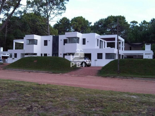 Casa 3 Dormitorios En Solanas Country, Punta Ballena - Ref : Pbi2387