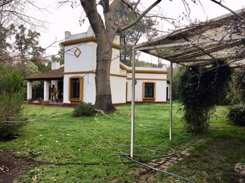 Casa Colonial Impecable En Un Lindo Lote Parquizado En Venta