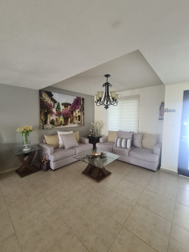 Imagen 2 de 20 de Casa En Venta. Zibata 3 Recamaras + Cuarto De Juegos Roof Garden .