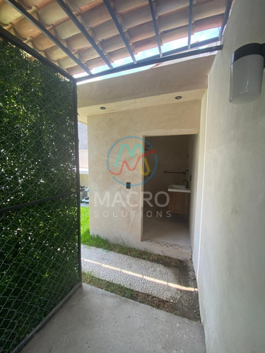 Casa En Venta En Col. Lazaro Cardenas De 2 Niveles Y Con Alberca