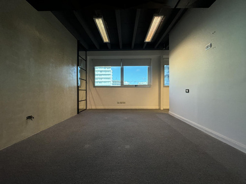 Alquiler: Oficina 3 Ambientes Con Cochera - Edificio Corporativo - Super Luminosa