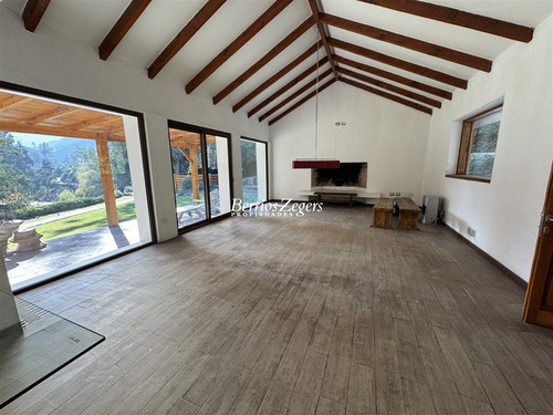 Casa En Venta De 4 Dorm. En Lo Barnechea Arrayan Rio