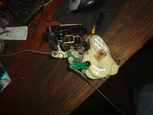 Imagen 3 de 3 de Vendo Cerradura Trasera Izquierda De Kia Sorento Año 2005