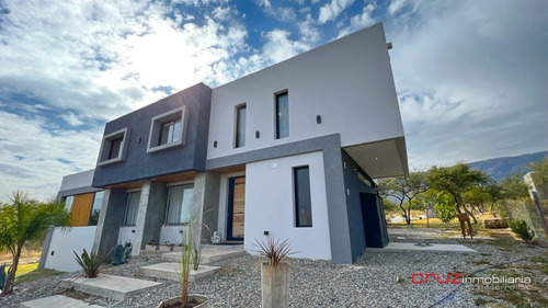 Casa En Villa De Merlo De 224m2