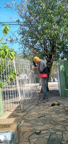 Imagem 2 de 2 de Serviços De Serralheria