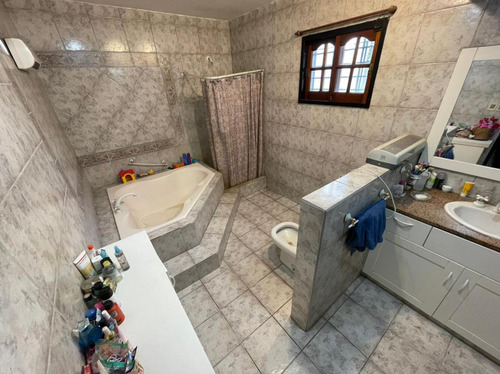 En Venta | Importante Propiedad De 2 Pisos Con Pileta En Moreno Sur | A Pocas Cuadras De La Estacion Y Del Centro Comercial