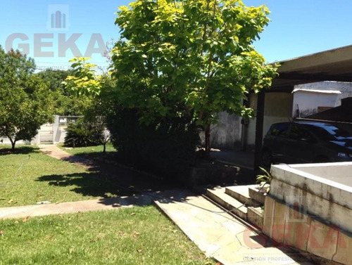 Hermosa Casa Con Jardín Y Fondo Sobre Av. General San Martín