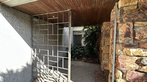 600 M2 De Terreno, Casa Con 4 Dormitorios, 3 Baños, Barbacoa, Piscina Y Cochera Frente A Mvd Shopping!!