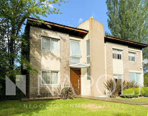 Imagen 2 de 17 de Venta De Casa En Dos Plantas, La Deseada Canning