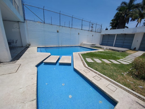 Casa En Venta En Col. Plan De Ayala Con Gran Alberca Y Jardín.