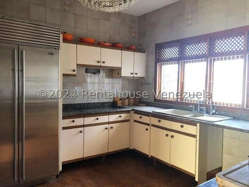 Tg Excelente Casa En Venta En Santa Paula Con Terraza Y Hermosa Vista, Calle Cerrada. 24-28413 Ys