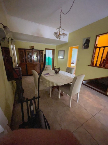 Imagen 6 de 21 de Casa En Venta De 4 Ambientes Con Cochera Y Jardín En Adrogué