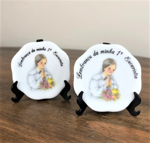 Imagem 1 de 3 de Kit 4 Pratinhos Primeira Comunhão Eucaristia 4,5cm Menino