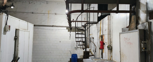 Importante Local Comercial Con Vivienda Y Depósito En Esquina