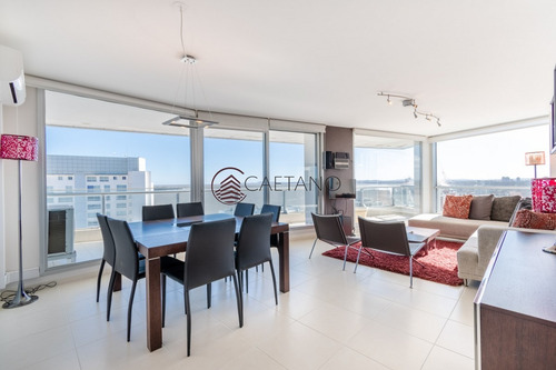 Venta De Apartamento Piso Alto A Pasos De Playa Mansa, Tres Dormitorios Más Servicio- Ref: 2659