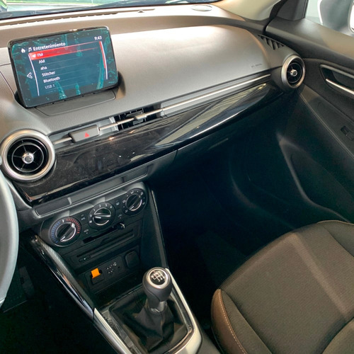 Imagen 6 de 14 de Mazda 2 Sedan Touring Mt Blanco