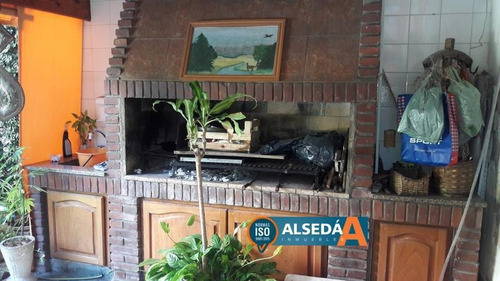 Casa De 3 Dormitorios , Cochera , Quincho Y Piscina , Excelente Calidad