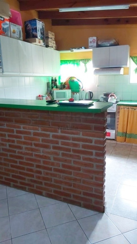 69 Y 142. Casa En Venta, 2 Dormitorios, .patio Amplio. Los Hornos