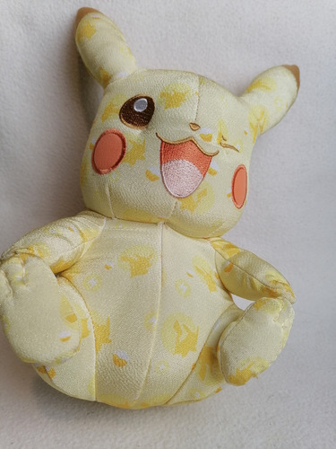 Peluche Original Pokemon Pikachu Aniversario 20. Tomy 26cm. (Usado)