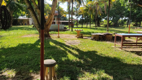 Hermosa Parcela En Venta, Con 2.7 Hectareas De Terreno, Que Cuenta Con Amplia Casa De Dos Pisos Que Cuenta Con 5 Cuartos, 2 Banos, Sala, Comedor Y Cocina, Amplios Corredores Techados