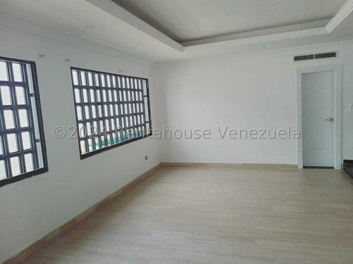 Casa Moderna Totalmente Remodelada, Con Amplios Espacios Iluminados Colinas De Guataparo 24-23018