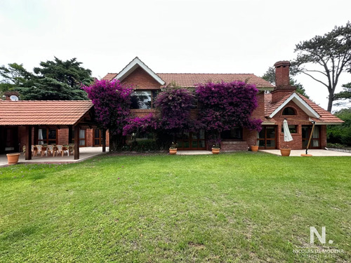 Propiedad Exclusiva Ubicada En Golf, Punta Del Este