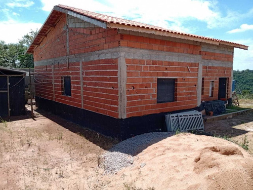 1.000 M², Casa Em Construção, 02 Dormitórios Sendo 01 Suíte!
